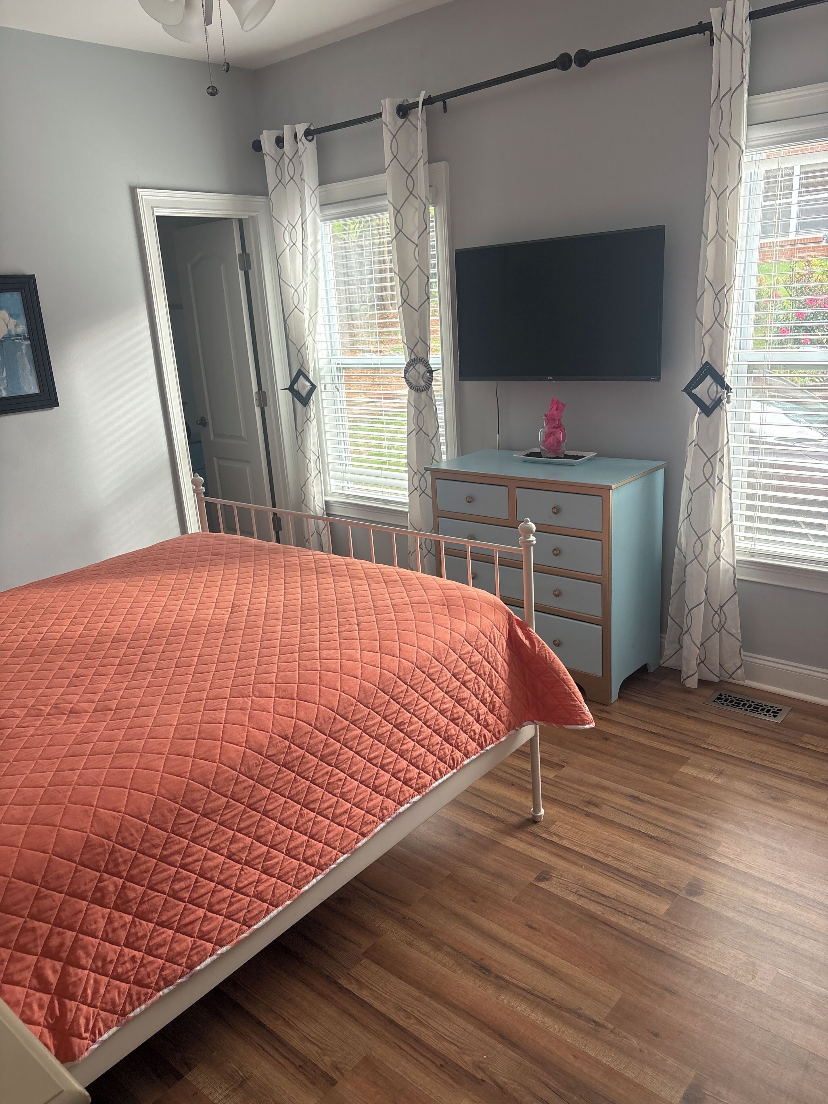 5 bedrooms, iron/ironing board, WiFi, bed sheets