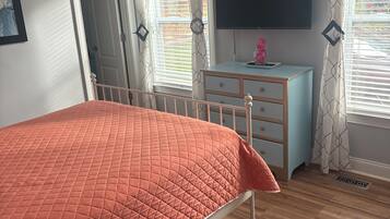 5 bedrooms, iron/ironing board, WiFi, bed sheets