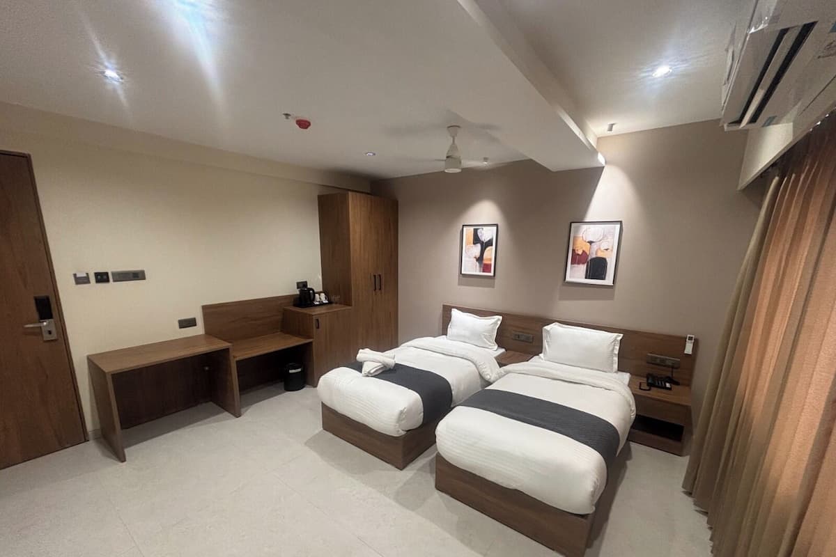 Habitación Deluxe con 2 camas individuales | Ropa de cama de alta calidad, colchones viscoelásticos, minibar