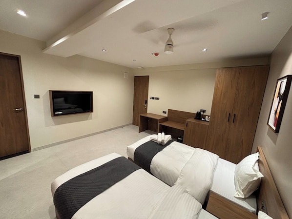 Chambre Deluxe avec lits jumeaux | Literie de qualité supérieure, matelas mémoire de forme, minibar, bureau