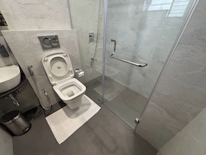 Family Room, City View | Bathroom | Shower, free toiletries, hair dryer, towels - Rivotel The Luxury Hotel (Chakan)