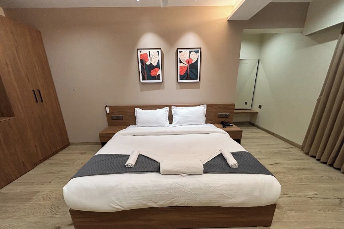 Habitación familiar, vistas a la ciudad | Ropa de cama de alta calidad, colchones viscoelásticos, minibar
