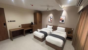Chambre Deluxe avec lits jumeaux | Literie de qualité supérieure, matelas mémoire de forme, minibar, bureau