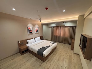 Desk, laptop workspace, free WiFi - Rivotel The Luxury Hotel (Chakan)
