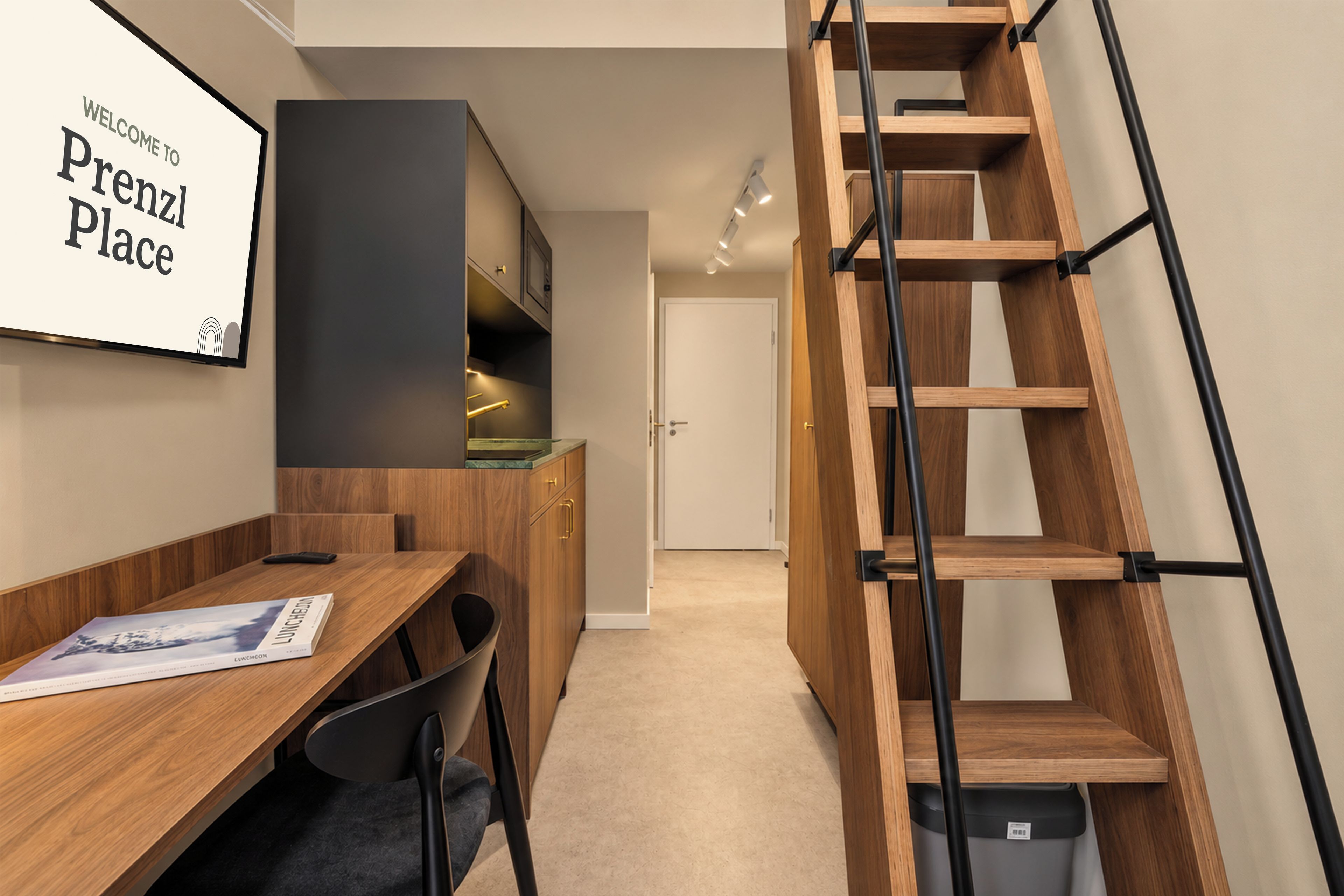 Ein modernes Interieur mit einem Holztisch, einem Stuhl, einem Papierkorb, einer Treppe und einem an der Wand befestigten Schild.