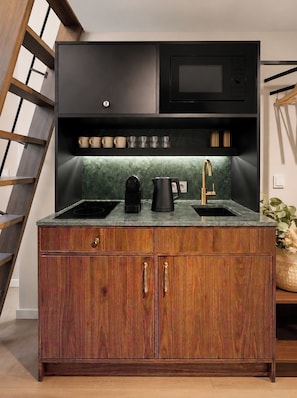 Quarto solteiro, para não fumantes, cozinha americana | Cozinha privada | Frigobar, micro-ondas, cooktop, talheres/pratos/utensílios de cozinha