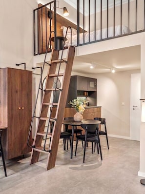 Quarto casal superior, 1 cama King, para não fumantes, cozinha americana | Escrivaninha, espaço de trabalho para notebook