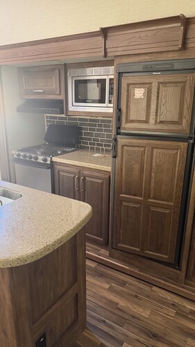 Cozy 1-bedroom recreational vehicle in serene Standish with AC on the lake!