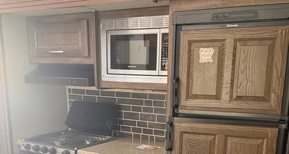 Cozy 1-bedroom recreational vehicle in serene Standish with AC on the lake!