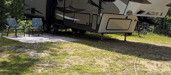 Cozy 1-bedroom recreational vehicle in serene Standish with AC on the lake!