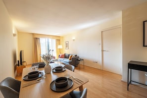 Dining - Bright Kensington Apartment / Balcony / Dining for 4 (London)