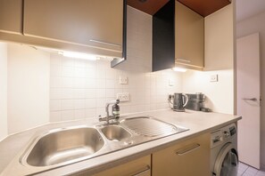 Private kitchen - Bright Kensington Apartment / Balcony / Dining for 4 (London)