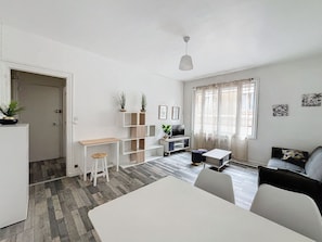 Living area - Vrbo Property (Montluçon)