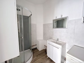 Bathroom - Vrbo Property (Montluçon)