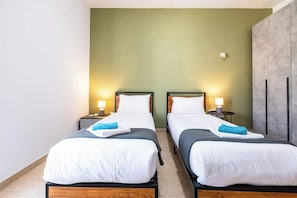 Room - Wake up to sweeping views over Mellieħa Bay from this spacious, light-filled apartment. Enjoy a private balcony, comfortable bedrooms, a fully equipped kitchen, air conditioning and generous living areas, ideal for families and groups visiting Malta. (Il-Mellieħa)