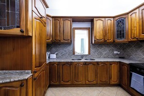 Private kitchen - Wake up to sweeping views over Mellieħa Bay from this spacious, light-filled apartment. Enjoy a private balcony, comfortable bedrooms, a fully equipped kitchen, air conditioning and generous living areas, ideal for families and groups visiting Malta. (Il-Mellieħa)