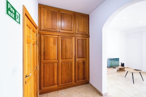 Interior - Wake up to sweeping views over Mellieħa Bay from this spacious, light-filled apartment. Enjoy a private balcony, comfortable bedrooms, a fully equipped kitchen, air conditioning and generous living areas, ideal for families and groups visiting Malta. (Il-Mellieħa)