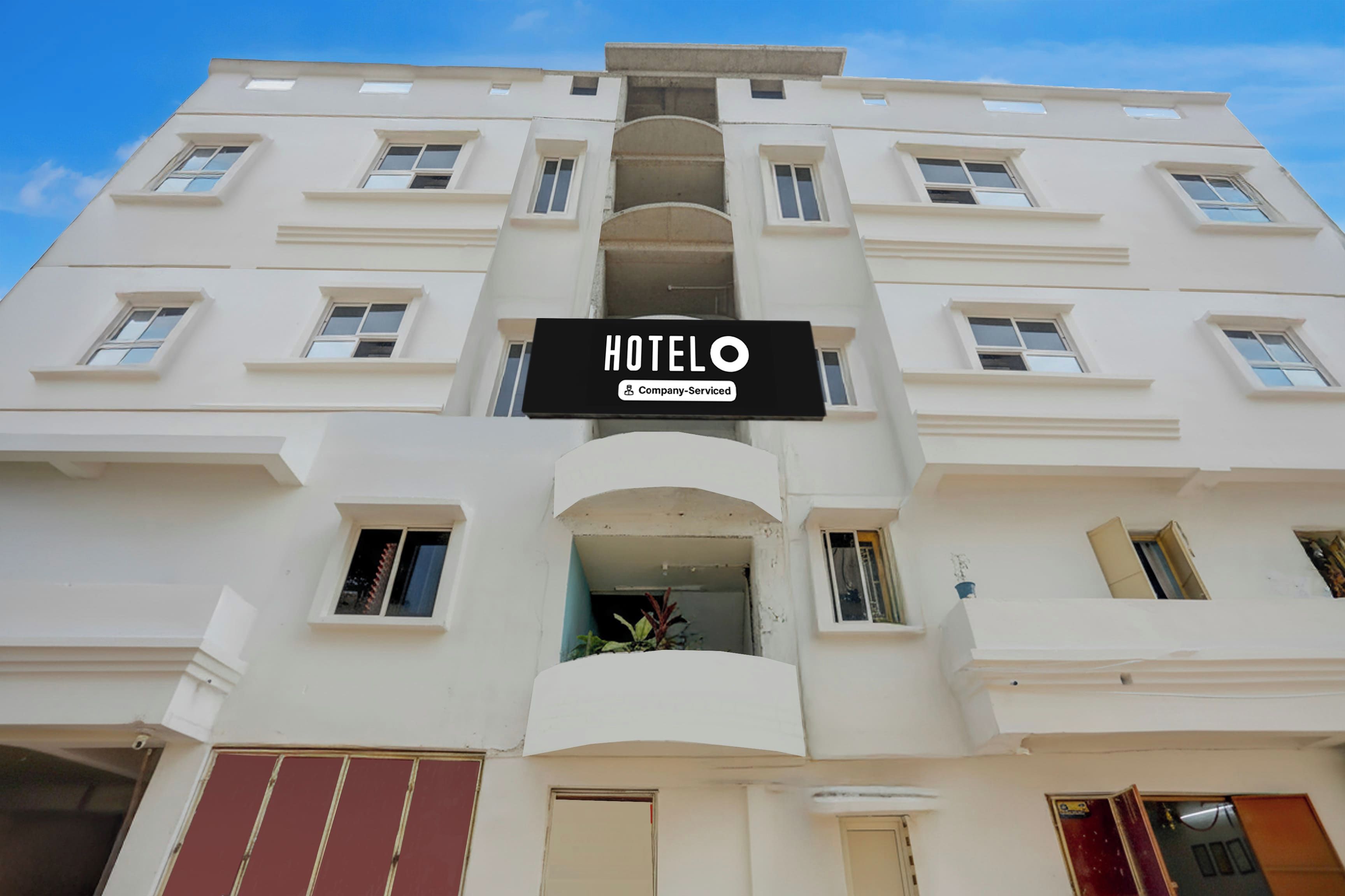 Un edificio de hotel de varios pisos con un letrero que indica que ofrece servicios para empresas.