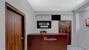 En hotellreception med en skylt som visar att den bemannas av företagets personal.