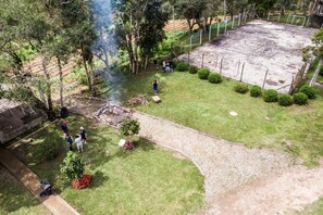 A courtyard with a paved area, surrounded by greenery and trees. - Property in Ibiúna with a stunning lake. (Ibiúna)
