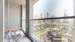 Ein hoher Balkon mit Blick auf eine Stadtlandschaft und einen Fluss.
