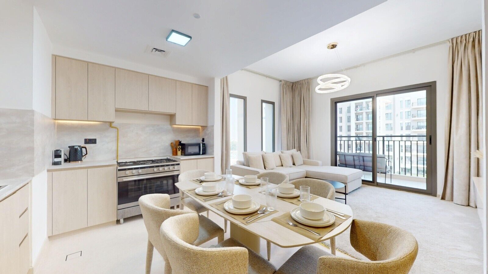 Un appartamento moderno con zona pranzo, cucina e un balcone vista.