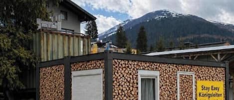 Ein kleines Gebäude mit einer Stein-Fassade und einem Schild, auf dem 'Stay Easy Königslieden' steht.