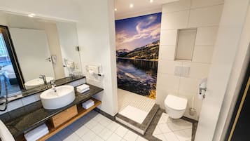 Superior Triple Room, Garden View | Bathroom