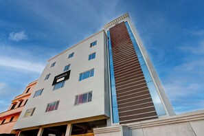 Un edificio de varios pisos con un letrero que dice 'TOWNHOUSE' y 'Company Serviced'.