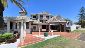 Unclassified image, 3 of 21, button - Shoreline Apartments - unit 13 (Bargara)
