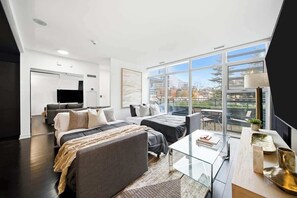 Iron/ironing board, travel cot, WiFi, bed sheets - DT Luxury 4BR Home, Sleeps 14 with 85" TV & Parking (Toronto)