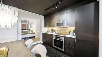 Coffee/tea maker, fridge, microwave, oven