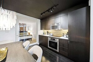 Coffee/tea maker, fridge, microwave, oven - DT Luxury 4BR Home, Sleeps 14 with 85" TV & Parking (Toronto)