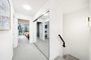 Iron/ironing board, travel cot, WiFi, bed sheets - DT Luxury 4BR Home, Sleeps 14 with 85" TV & Parking (Toronto)