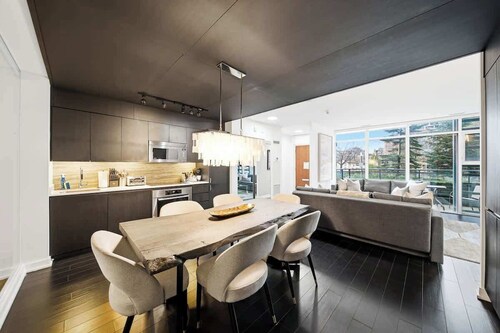 DT Luxury 4BR Home, Sleeps 14 with 85" TV & Parking