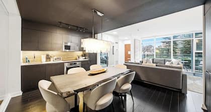 DT Luxury 4BR Home, Sleeps 14 with 85" TV & Parking
