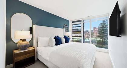 DT Luxury 4BR Home, Sleeps 14 with 85" TV & Parking