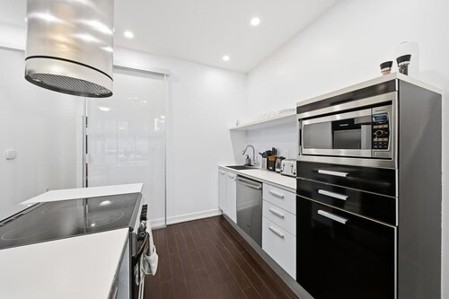 2-Storey Townhome | CN Tower | Parking | Sleeps 10