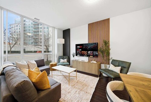 2-Storey Townhome near the CN Tower & Sleeps 10