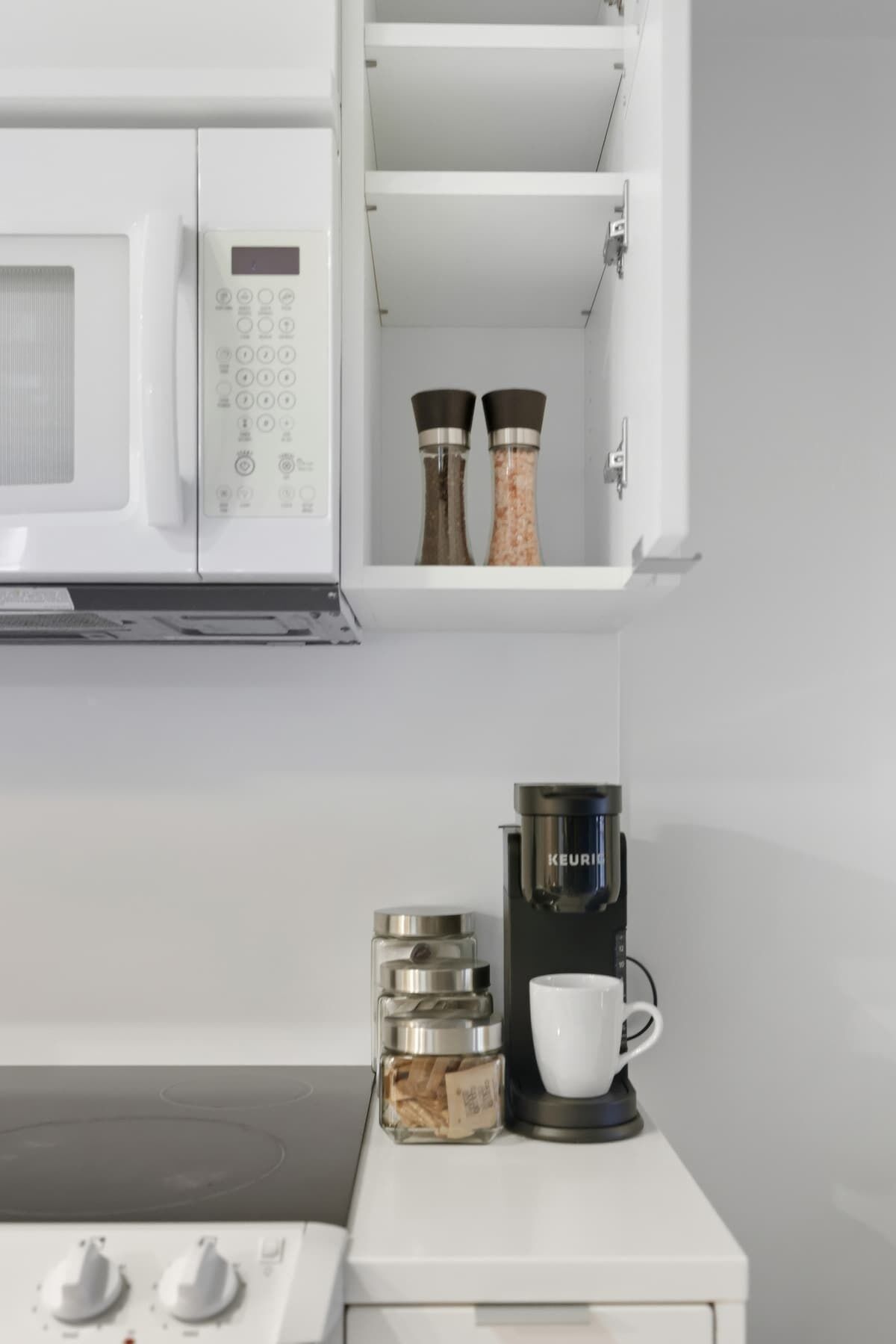 Een koffiezetapparaat/waterkoker, een koelkast, een magnetron, een oven