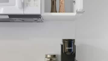 Een koffiezetapparaat/waterkoker, een koelkast, een magnetron, een oven