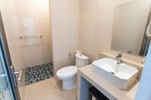 ห้องคอมฟอร์ทดับเบิล, ระเบียง | ห้องน้ำ