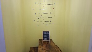 A room with a wooden table and a chalkboard sign. - On vacation but with all the comforts of home, just a 5-minute walk from the beach (Recco)
