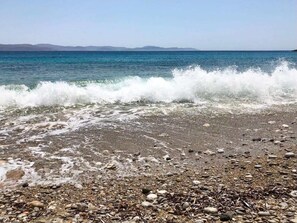 A rocky beach with waves crashing onto the shore. - Avgonima Joy Medvial Suite (Chios)