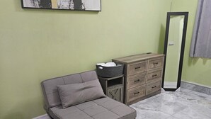 A bedroom with a bed, a dresser, a mirror, and a painting on the wall. - Wonderful 1-bedroom house with AC in charming Marigot (Marigot)
