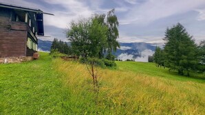 A rural landscape with a wooden building, a small tree, and a field. - Wonderful private villa for 17 guests with WIFI, TV and terrace (Pill)