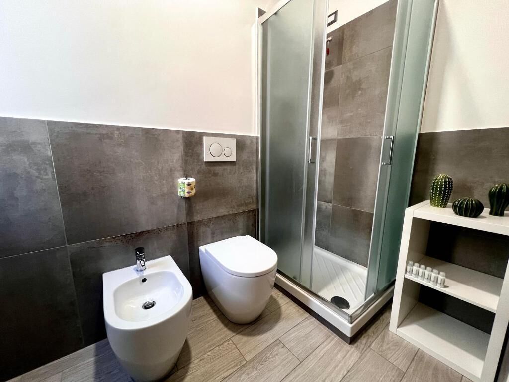 Double Room | 욕실 | 샤워 시설, 무료 세면용품, 헤어드라이어, 슬리퍼