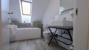 Amenidades de baño gratuitas, secadora de cabello, pantuflas, toallas