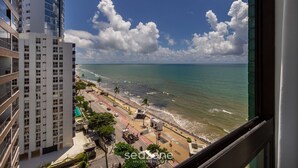 Un immeuble de grande hauteur offrant une vue sur la plage et l’océan.