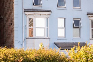 A multi-story building with a bay window and a brick facade. - The Blue House  - sleeps 4 guests  in 2 bedrooms (Bridlington)